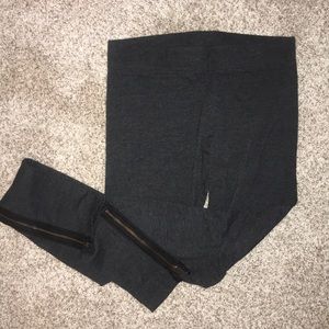 Dark grey AE leggings!